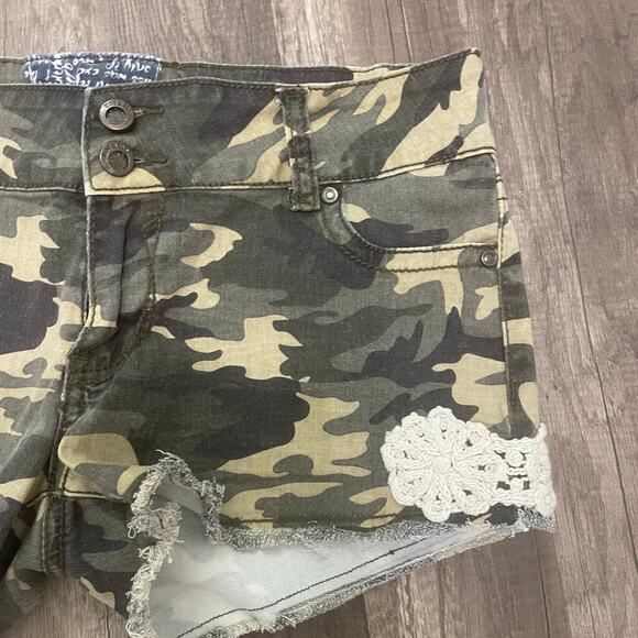 Hot Kiss Camo Low-Rise Y2K Shorts w/ Lace Trim – Size 11 - Picture 4 of 8